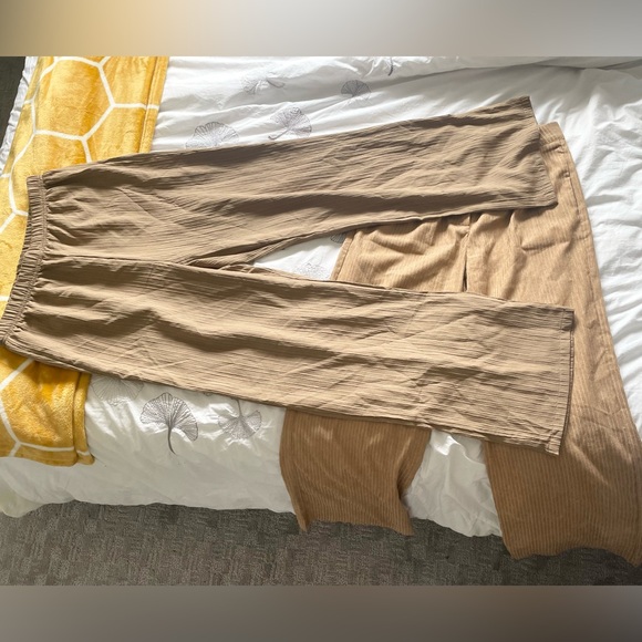 2 wide legged pants. One button and one stretchy. - Picture 4 of 6